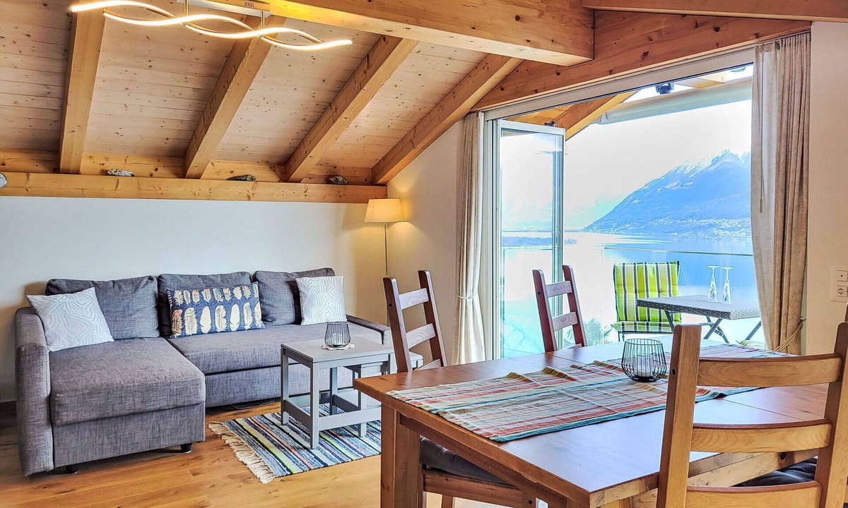 Porto Ronco Apartment | Lovely apartment for 4 people with WIFI, TV, balcony, pets allowed and panoramic view
