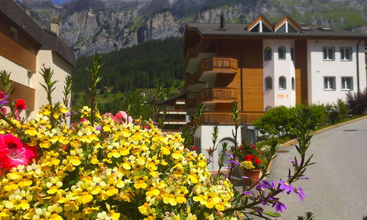 Leukerbad Apartment | Lovely apartment for 2 guests with hot tub, WIFI, TV and terrace