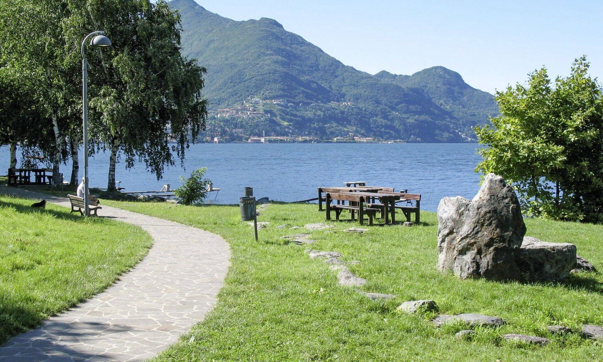 Dervio Villa | Lovely apartment in villa for 6 people with A/C, WIFI, TV and patio
