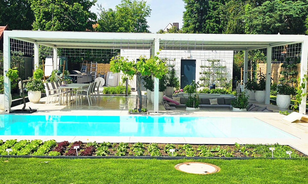 Obersendling Apartment | Luxurious large Home + Pool + Garden + Koi Pond 15 min. from city center