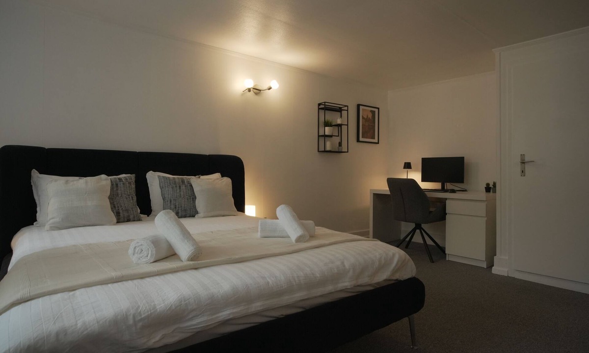 Thun House | Modern Suite + Aare View | Heart of Old Town I