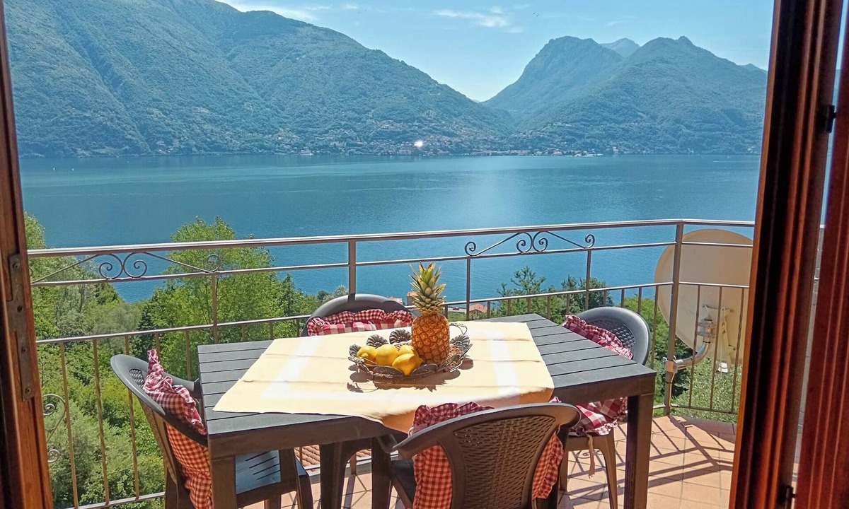 Santa Maria - Rezzonico Apartment | Panoramic balcony vacation apartment Paradiso with lake view on Lake Como
