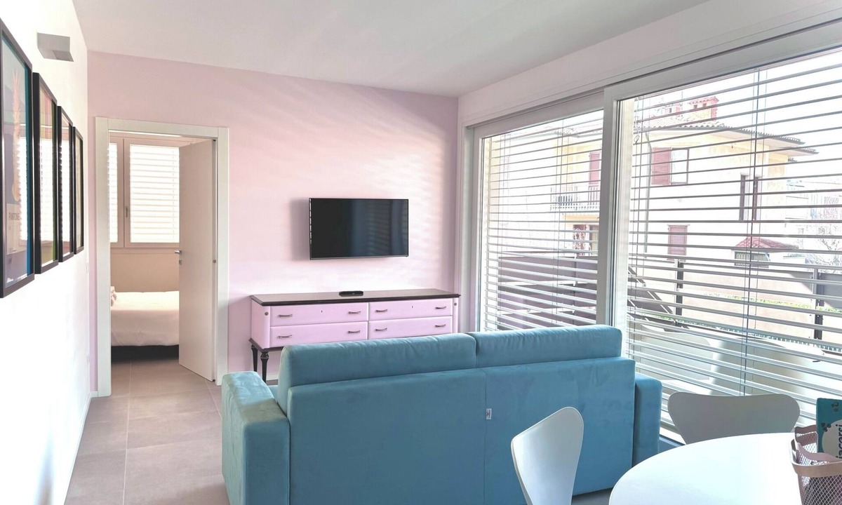 Sarnico Apartment | Pantone Sarnico Color Suites -Garage-Self check-in-Close to the lake and downtown