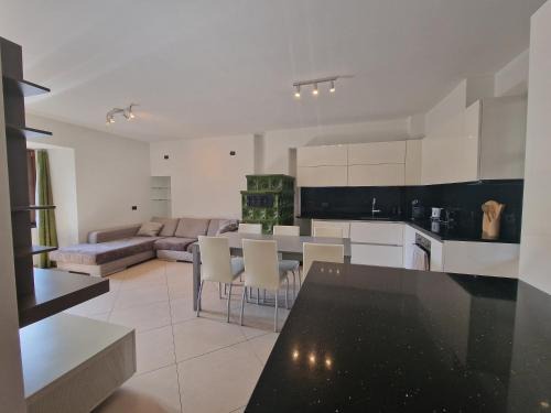 Tirano House | Parravicini Family Suite 3 Bedrooms - By the River & 5 min to Bernina Station