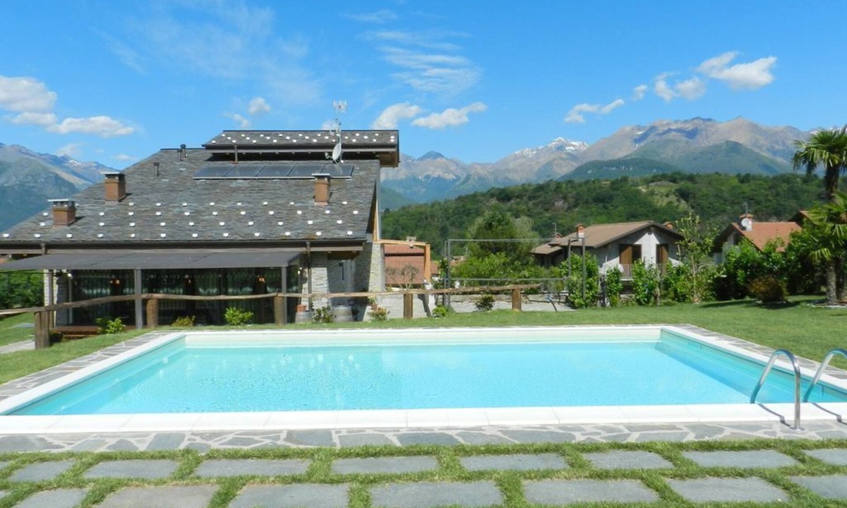 Colico Piano Villa | private pool, garden of 2000m2, not far from beaches and the city center
