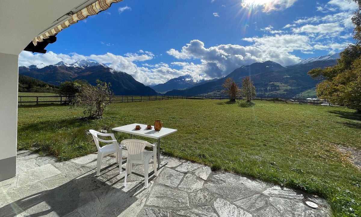 Lenz Ski Chalet | Quiet house with garden and mountain view