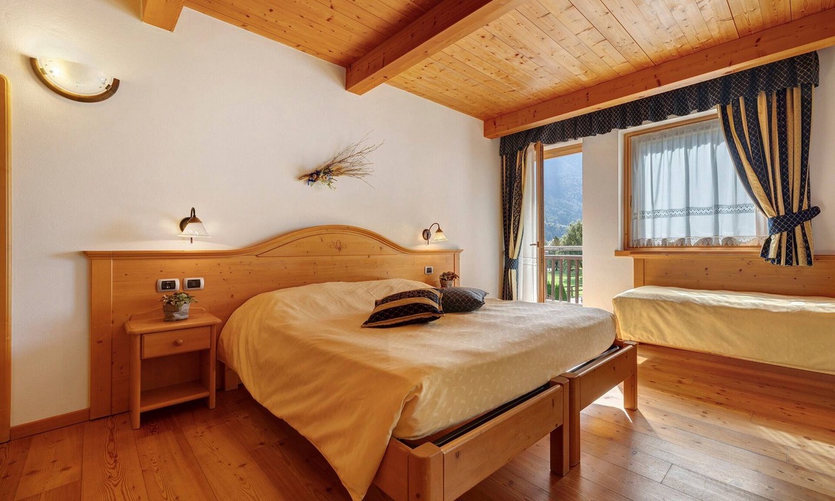 Caderzone Terme Apartment | Room 'Camera Tripla N 2' with Mountain View, Shared Garden and Wi-Fi