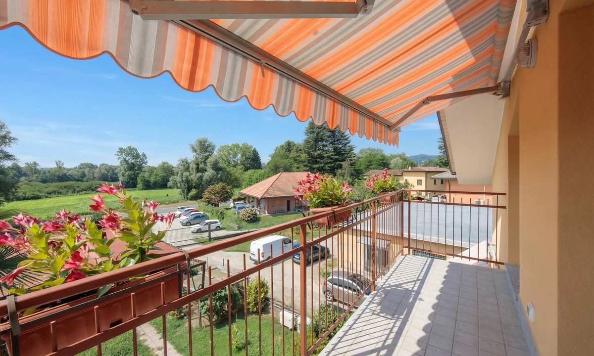 Angera Apartment | Silver Lake lake shore with Balcony&Air-Co, Angera, Italy
