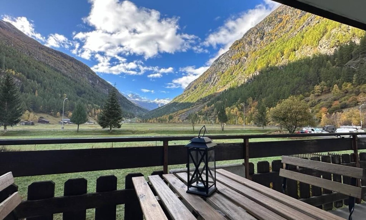 Taesch Apartment | Spacious Family Apartment with Mountain Views