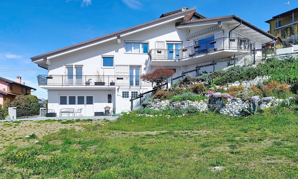 Leggiuno Villa | Stunning private villa for 8 guests with WIFI, TV, terrace and pets allowed