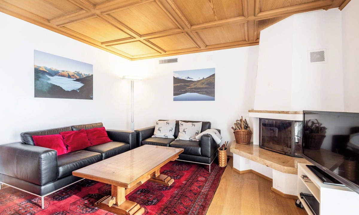 Flims House | Stunning private villa for 10 guests with WIFI, TV, patio, pets allowed and panoramic view