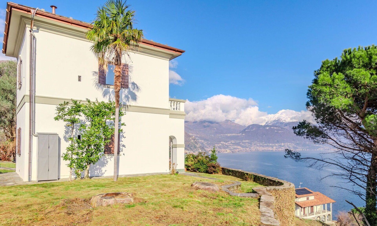 Calozzo Villa | Stunning private villa for 4 guests with WIFI, TV and patio