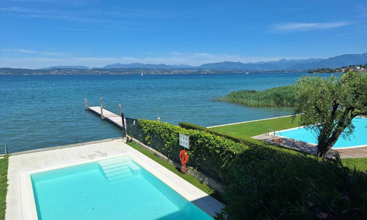 Sirmione Apartment | Super location beach pool and jacuzzi by the lake -very relaxing