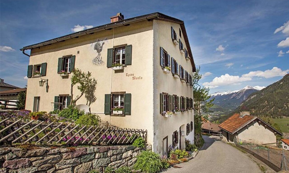 Grisons Apartment | Tgesa Munts 2 EG Appartement/Fewo, Dusche oder Bad, WC, 3 Schlafräume by Interhome