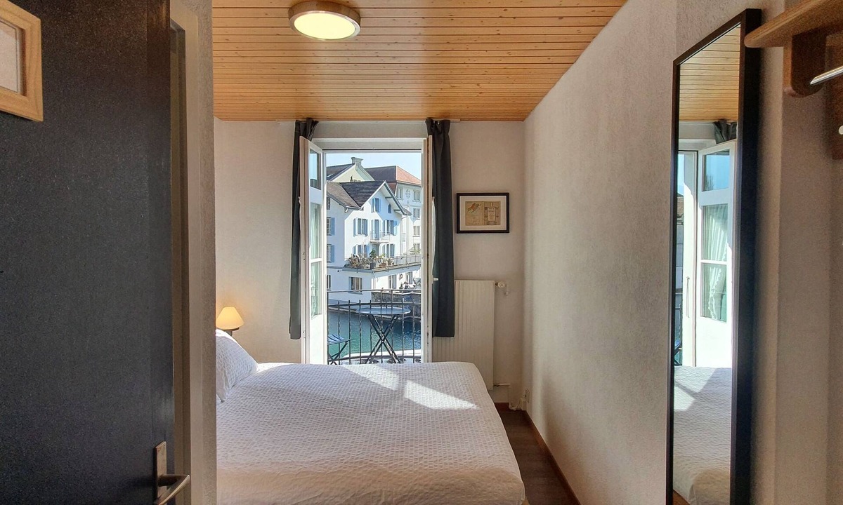 Unterseen Hotel | The Aarburg Hotel & Café