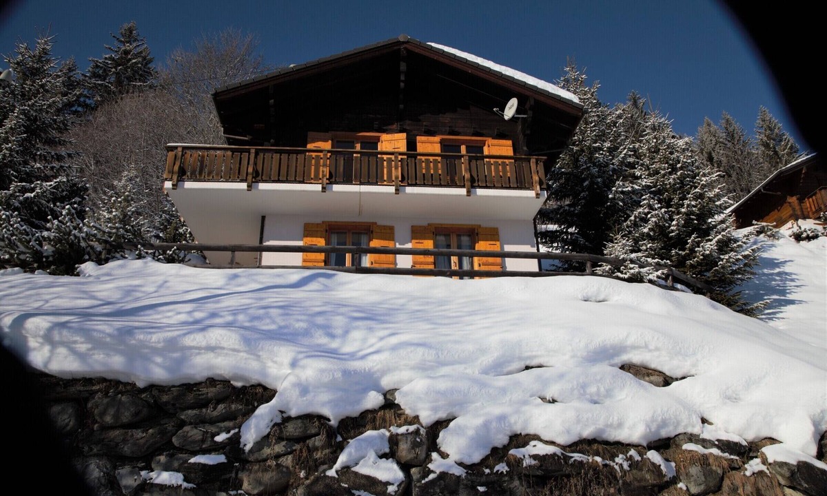 Heremence Ski Chalet | This stunning, bright and comfortable chalet can accommodate up to 8 people. Located on the Chemin d