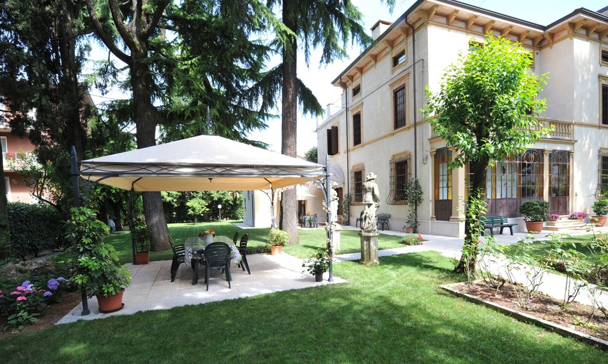 Borgo Trento Apartment | Villa Gloria. Apartment near downtown with private parking