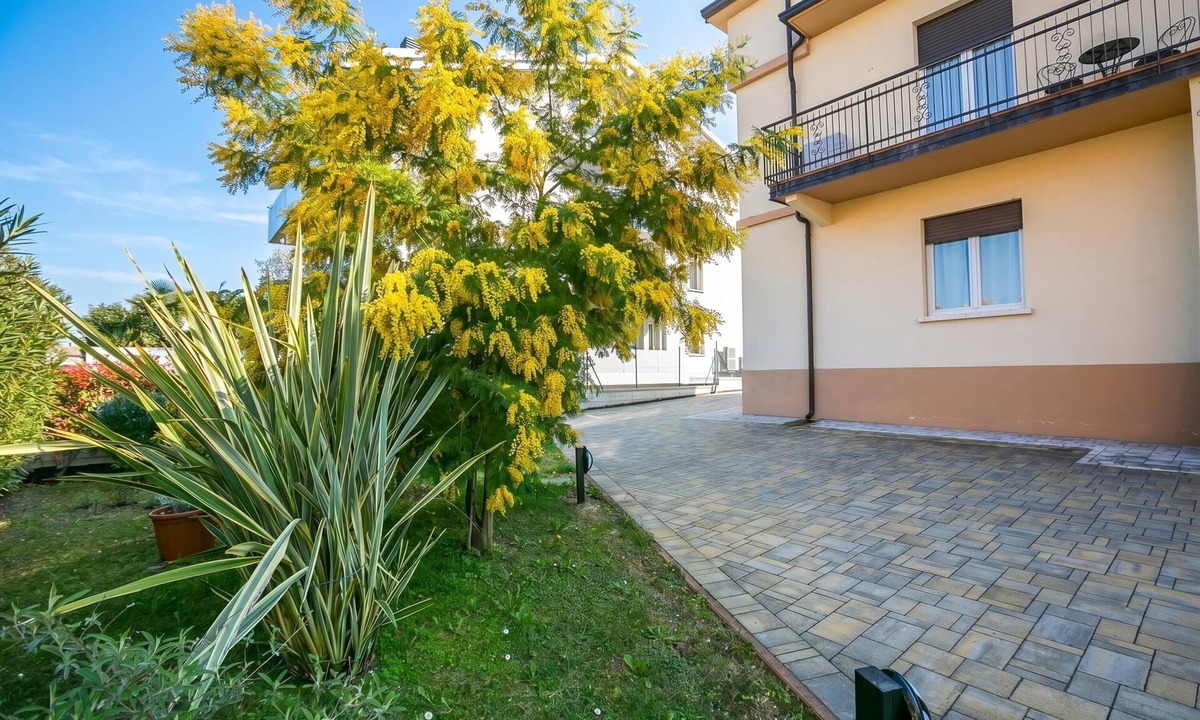 Desenzano del Garda Apartment | Villa Mimosa Near Desenzano Old Town Apt 4 Parking, A/C, WiFi, Desenzano Del Garda, Italy