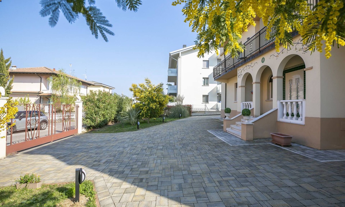 Desenzano del Garda Apartment | Villa Mimosa Near Desenzano Old Town Apt 1 Parking, A/C, WiFi, Desenzano Del Garda, Italy