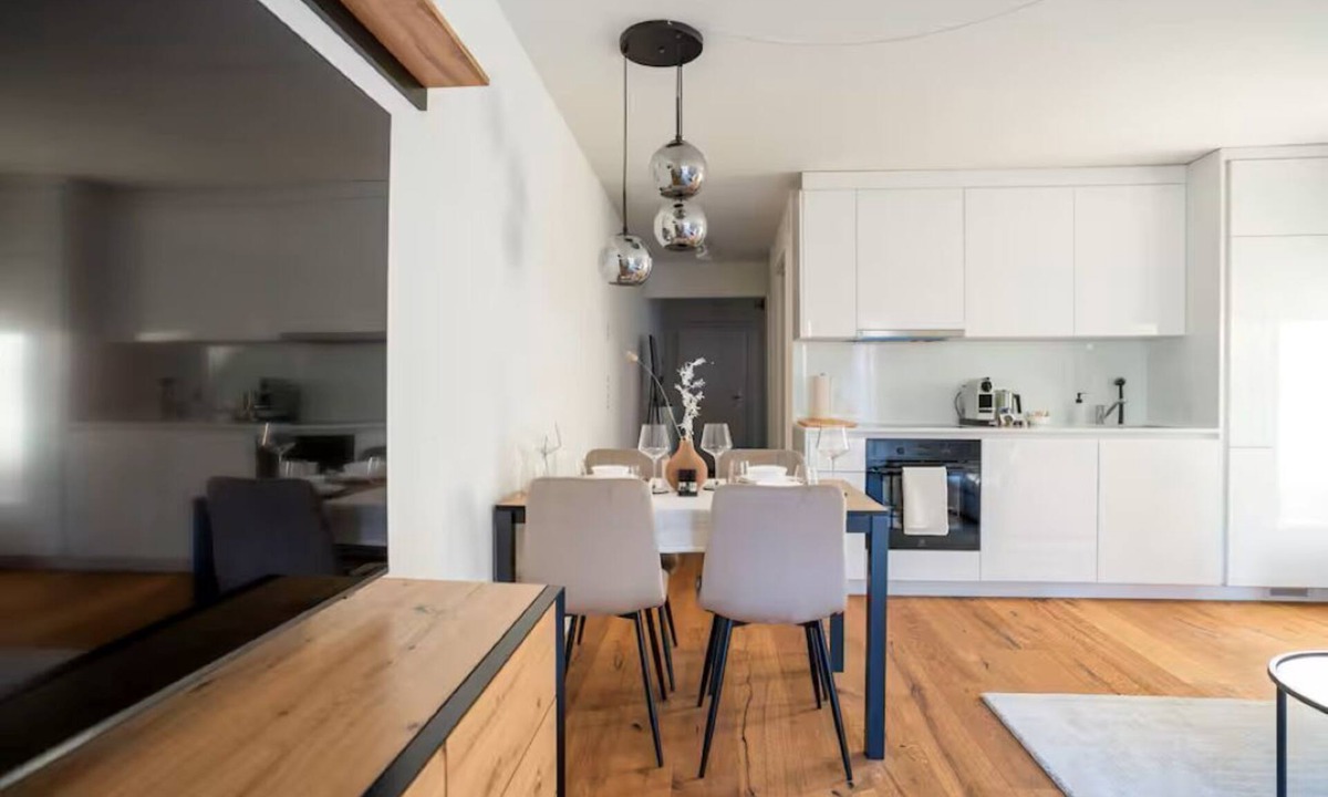 Glattbrugg Apartment | Zurich Airport 5min, Erg Workspace, Parking, River