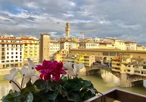 Ponte Vecchio View Luxury Apartment in Florence