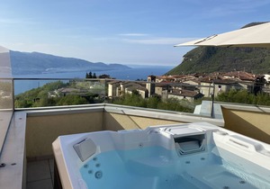 Suite with hydromassage, 6 beds, breathtaking lake view, swimming pool