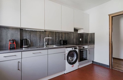 Wipkingen Apartment | 3-BR in Wipkingen · parking · tram nearby