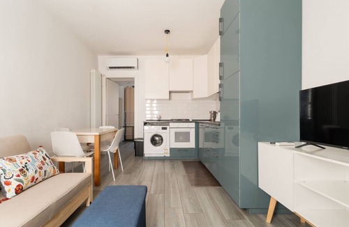 Dergano Apartment | A cozy, light-filled 40 sqm apartment located on the first floor of a building without an elevator (access via stairs).The property is situated just steps away from the Dergano stop on the M3 metro line and close to the new Isola Garibaldi district & the