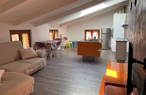 Porto Ceresio Apartment | Alloggio Confortevole con 2 Camere da Letto 1 Bagno Ampia Cucina Open Space
