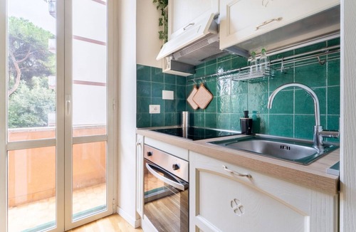 Appio Latino Apartment | Amaryllis Apartment, in the Heart of Appio Latino