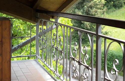 Maggio Apartment | Anemone - trilocale in verde con vista montagne