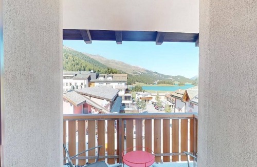 Silvaplana Apartment | Apartment Arsa 28 - Stilvolle Wohnung mit Seeblick in Silvaplana by Interhome