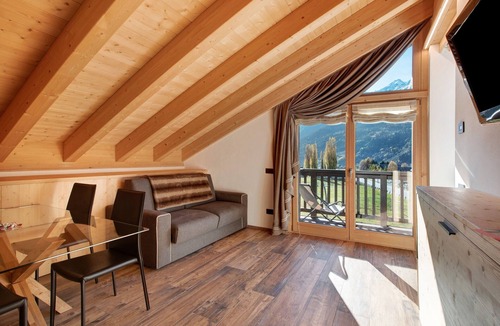 Valtellina Apartment | Apartment "Baita Emilia e Daniele 12 13" near the slopes with 2 balconies and Wi-Fi
