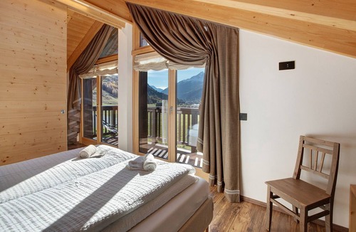 Valtellina Apartment | Apartment "Baita Emilia e Daniele 12 13" near the slopes with 2 balconies and Wi-Fi