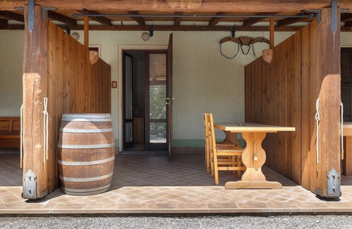 Gaino Apartment | Apartment 'Camera Matrimoniale E Patio Garden' with Lake View, Shared Garden and Wi-Fi