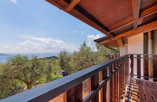Gaino Apartment | Apartment 'Camera Familiare Classic' with Lake View, Shared Garden and Wi-Fi