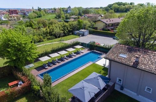 Ponti sul Mincio Apartment | Apartment 'Casa Cordigero Adults Only - Gelso' with Shared Pool, Wi-Fi & Air Conditioning