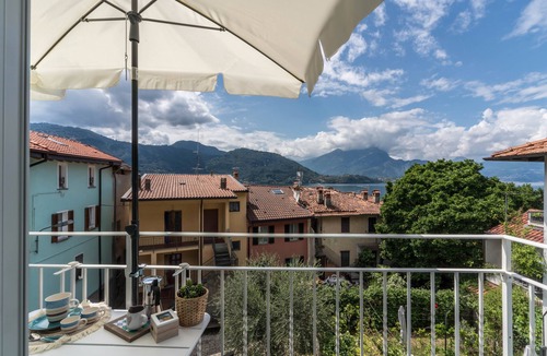 Lierna Apartment | Apartment Casa Royale Appartamento Acqua with Wi-Fi, A/C & Balcony