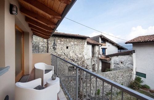 Esmate Apartment | Apartment 'Gelsomino - Iseo Lake' with Balcony and Wi-Fi