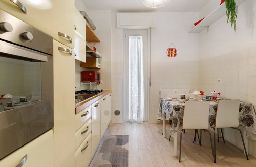 Montano Lucino Apartment | Apartment 'Guest House Nuvola' with Shared Garden, Wi-Fi and Air Conditioning