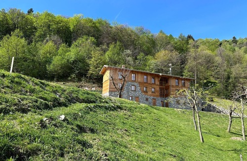 Civenna Apartment | Apartment in Luxury Chalet “Baita Treeb Tivano” with Lake View and Garden – Bellagio (Civenna)