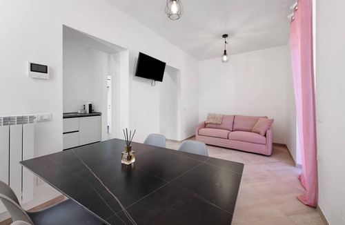 Polpenazze del Garda Apartment | Apartment 'Nora' with Shared Garden, Wi-Fi and Air Conditioning