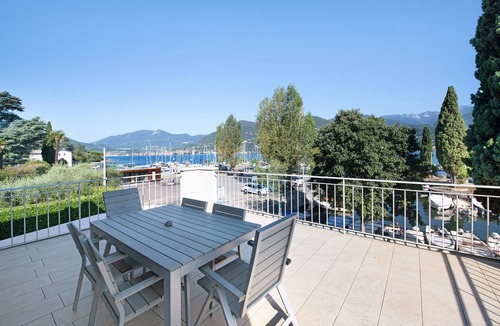 Portese Apartment | Apartment 'Gran Fausto Trilo' with Lake View, Wi-Fi and Air Conditioning