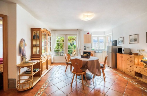 Caldaro Sulla Strada del Vino Apartment | Apartment 'Laurin' with Vineyard & Mountain Views