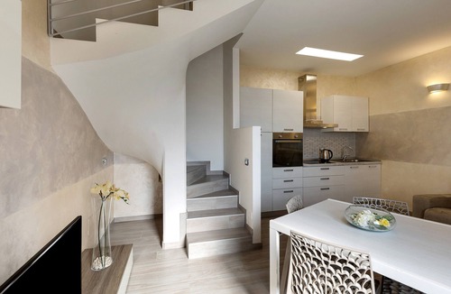 Lonato del Garda Apartment | Apartment 'Lm House - Bilocale Orchidea' with Shared Terrace, Wi-Fi and Air Conditioning