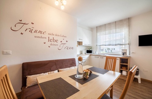 Rabla Apartment | Apartment "Schnitzer - Holunder" with Mountain View, Wi-Fi, Balcony & Garden