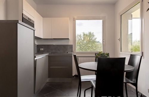 Cavaion Veronese Apartment | Apartment "Studio Colline di Bardolino" with Wi-Fi & Garden 023006-LOC-00151