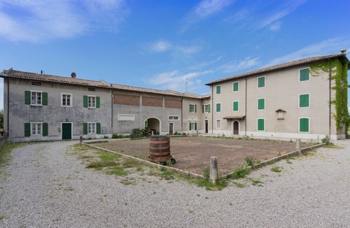 Cavaion Veronese Apartment | Apartment 'Tenuta Naiano Raffaello' with Shared Garden, Wi-Fi and Air Conditioning
