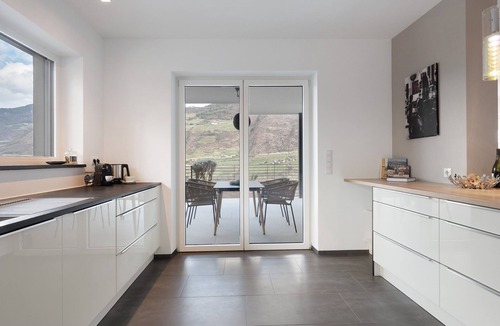 Cornedo All'isarco Apartment | Apartment 'Vinea Guesthouse Garden' with Mountain View, Wi-Fi and Air Conditioning
