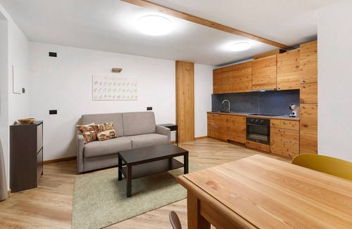 Isolaccia Apartment | Apartment Via Livigno with Mountain View, Balcony and Wi-Fi